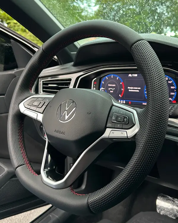 Volante Volkswagen com Padrão de Fábrica, laterais perfuradas e costura vermelha
